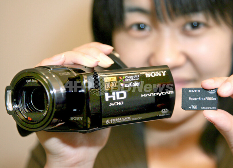 ソニー、世界最小・最軽量のデジタルビデオカメラ「ハンディカムHDR-CX7」を発表 写真2枚 国際ニュース：AFPBB News