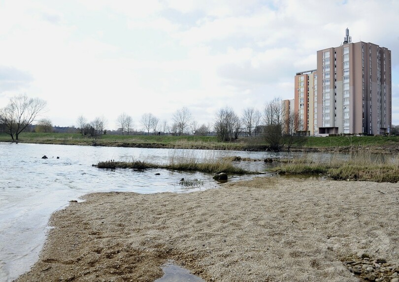 20歳女性を性奴隷に、男女6人を起訴 フランス