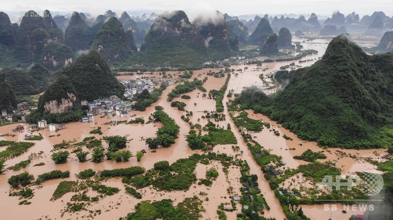 中国南部で洪水と土砂災害、死者多数 観光地に打撃
