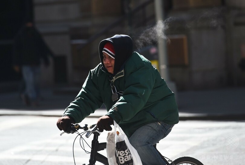 寒さにもめげず…早朝のマンハッタンを行く人たち