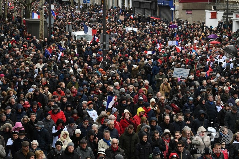 パリで「赤いスカーフ」隊がデモ 「黄色いベスト」の暴力に1万人超が抗議