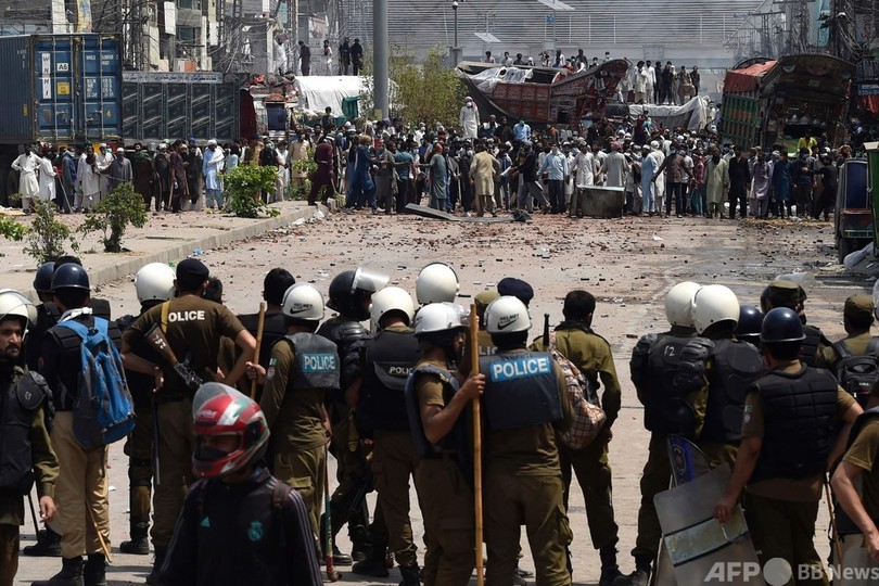 パキスタンで反仏デモ激化 警官ら7人人質 写真8枚 国際ニュース Afpbb News