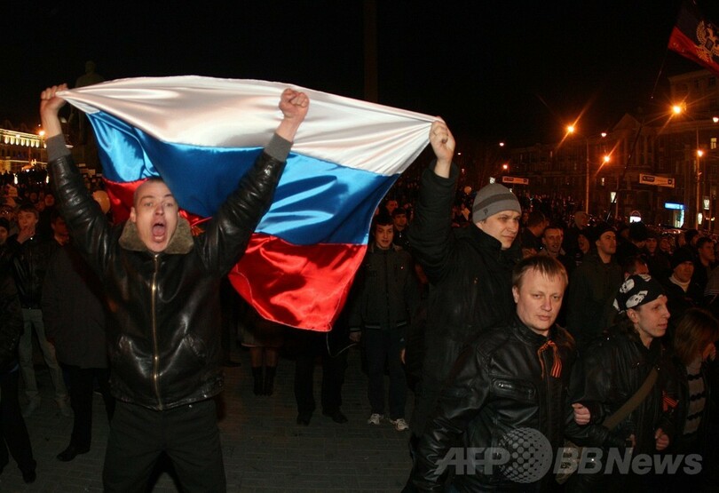 ウクライナ東部のデモで衝突、1人死亡