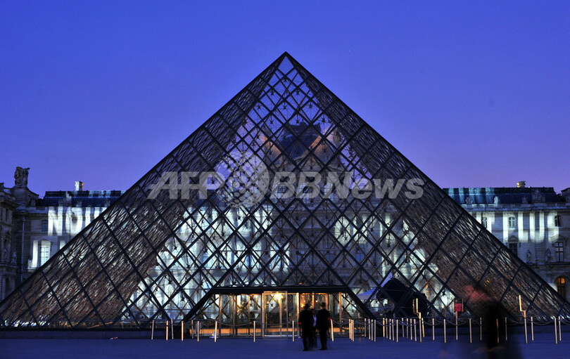 ルーブル美術館のガラスのピラミッド周年記念 光のメッセージで祝う 写真5枚 国際ニュース Afpbb News