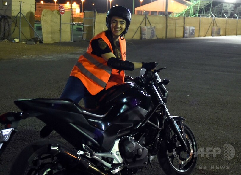 バイクで「自由」を手に、運転解禁を待ちわびるサウジ女性