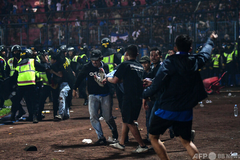 「選手の腕の中で亡くなったファンも」 インドネシアのサッカー暴動