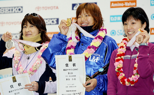 東京マラソン2007＞新谷 女子の部を制し金メダルを獲得 - 東京 写真5枚
