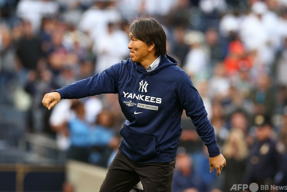 松井秀喜氏が始球式 ヤンキースのリーグ優勝決定S第3戦 写真4枚 国際