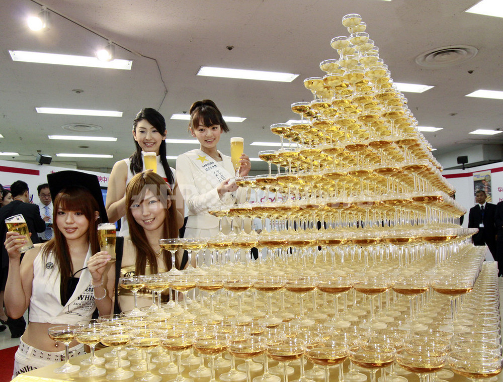 シャンパンタワーならぬ、黄金の「ビールタワー」 写真3枚 国際 