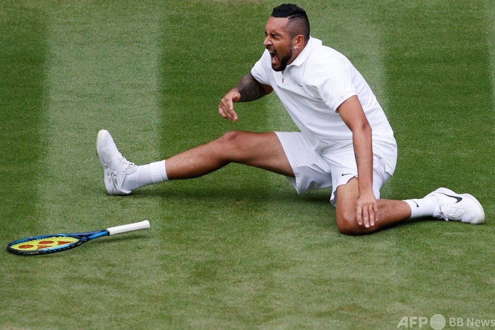 ウィンブルドンの芝に批判の声、転倒者が続出 写真3枚 国際ニュース