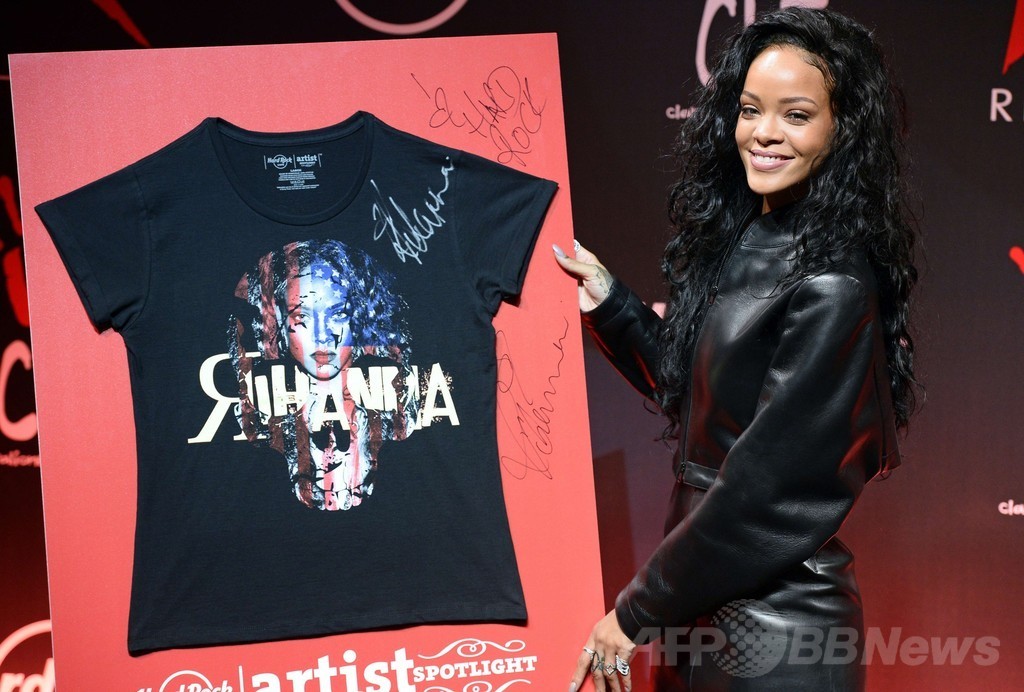 リアーナがハードロックカフェとコラボ、限定Tシャツ発表