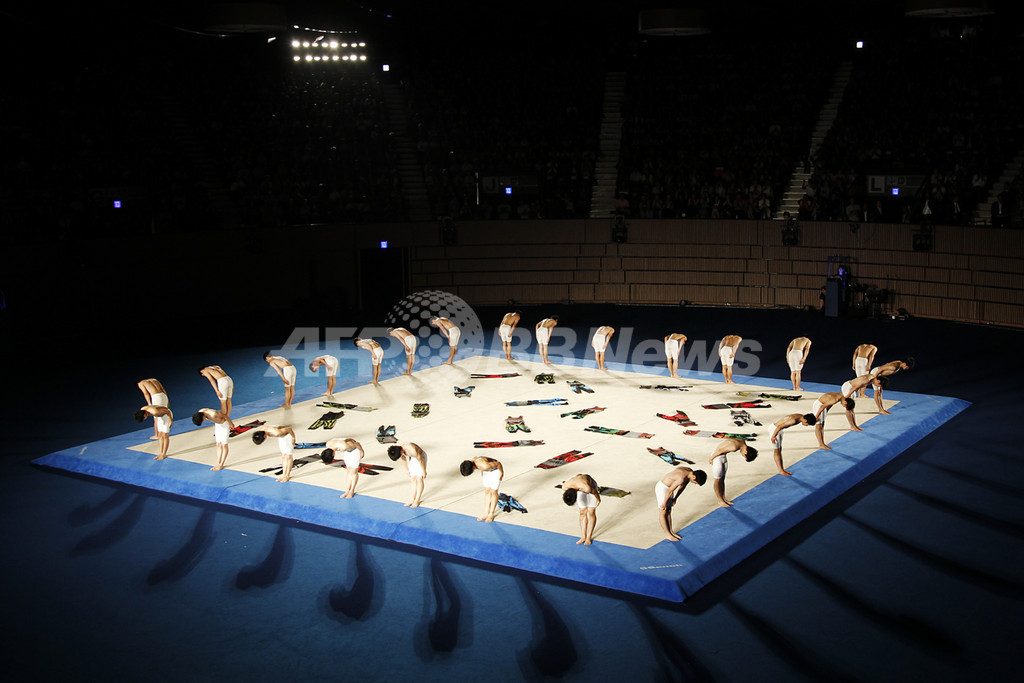 三宅一生×青森大学男子新体操部による特別公演開催