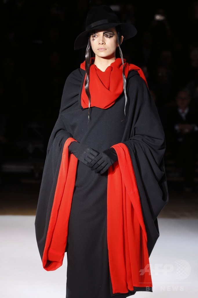 古代ギリシャに着想を得た一枚の布で見せる服、「ヨウジヤマモト」15/16秋冬