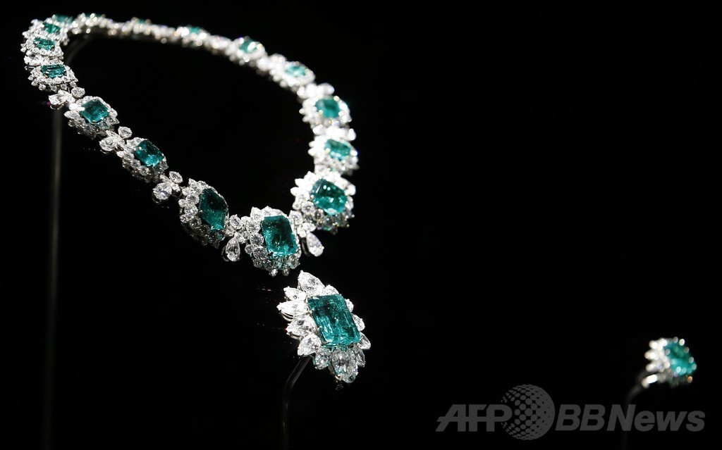 エリザベス・テイラーが所有したジュエリーも展示、V&Aの伊ファッション展