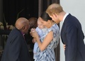 南アフリカ・ケープタウンでデズモンド・ツツ元大主教と面会する、英ヘンリー王子夫妻と長男のアーチーちゃん（2019年9月25日撮影）。(c)HENK KRUGER / POOL / AFP