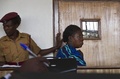 ウガンダの首都カンパラ（Kampala）の裁判所で、判決言い渡しに臨むローズマリー・ナムビル（Rosemary Namubiru）被告（右、2014年5月19日撮影）。(c)AFP/SISAAC KASAMANI