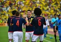 2018年サッカーW杯ロシア大会、南米予選、エクアドル対コロンビア。得点を決め、チームメートと喜び合うコロンビアのハメス・ロドリゲス（中央、2017年3月28日撮影）。(c)AFP/Rodrigo BUENDIA