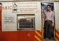 インド、ムンバイ（Mumbai）のチャーチゲート（Churchgate）駅で電車に乗るSamir Zaveriさん。18歳の時に線路を歩いて渡ろうとして両足を失った。（2008年5月31日撮影）。(c)AFP/Sajjad HUSSAIN