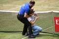 男子テニス、テラ・ウォルトマン・オープン、シングルス決勝。コートに侵入し、警備員に取り押さえられる女（2022年6月19日撮影）。(c)Carmen JASPERSEN/ AFP