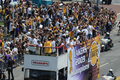 08-09NBAファイナルを制したロサンゼルス・レイカーズ（%%Los Angeles Lakers%%）の優勝パレードが17日、ロサンゼルス（Los Angeles）で行われ、数万人ものバスケットボールファンが祝福のため、市内中心部に詰めかけた。レイカーズの本拠地ステープルズ・センター（Staples Center）から始まったパレードは、8万人のファンが待つロサンゼルス・メモリアル・コロシアム（Los Angeles Memorial Coliseum）まで行われ、数百人の警察官が動員され。写真はバスからファンの声援に応えるレイカーズの選手たち。（2009年6月17日撮影）(c)AFP/ROBYN BECK