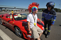フランス・ナント（Nantes）近くの料金所で警察官（右）に止められた「キャノンボール2000（Cannonball 2000）」の参加者（2012年9月6日撮影）。(c)AFP/FRANK PERRY