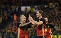 サッカー国際親善試合、ベルギー対イタリア。得点を挙げ、ラジャ・ナインゴラン（左）と喜ぶベルギーのヤン・フェルトンゲン（2015年11月13日撮影）。(c)AFP/Emmanuel Dunand