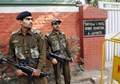 インド・ニューデリー（New Delhi）で、内相を辞任したシブラジ・パティル（Shivraj Patil）氏の自宅を警備する警察の特殊部隊（2008年11月30日撮影）。(c)AFP/AVEENDRAN