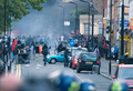 英ロンドン（London）北部のトッテナム（Tottenham）で若者が警官に射殺された事件をきっかけに6日に発生した暴動は、8日夜から9日未明にかけて市内および郊外各地に広がり、ロンドンは混乱の様相を呈している。さらに暴動は、中部バーミンガム（Birmingham）やリバプール（Liverpool）にも飛び火。デービッド･キャメロン（David Cameron）は非常事態に対処するため、伊トスカーナ（Tuscany）での休暇を切り上げ、英国に向かっている。

　ロンドンとその郊外では南部クロイドン（Croydon）、ペッカム（Peckham）、ルイシャム（Lewisham）、クラパム（Clapham）、東部ハックニー（Hackney）、北部カムデン（Camden）、西部イーリング（Ealing）などで、若者らが路上に繰り出し、建物への放火や店舗の略奪を行っており、機動隊が収拾にあたっているが、各地で放火による火の手があがっている。

　一方、バーミンガムでも8日未明、市内中心部で若者らが店舗の窓ガラスを割ったり略奪するなどして87人が逮捕された。また同市の警察署が放火で炎上したという。リバプールでも駐車車両が放火され、同市警察は「路上における、いかなる暴力行為も容認できない」との声明を出し、暴動に厳しく臨む姿勢をみせている。

写真はハックニーの暴動（2011年8月8日撮影）。(c)AFP/ LEON NEAL