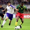 コンフェデレーションズカップ2001（Confederations Cup 2001）、カメルーン戦でサミュエル・エトー（Samuel Eto’o）をマークする松田直樹（Naoki Matsuda、2001年6月2日撮影）(c)AFP/Roslan RAHMAN