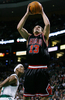 09-10NBA、ボストン・セルティックス（%%Boston Celtics%%）対シカゴ・ブルズ（%%Chicago Bulls%%）。試合はブルズが96-83でセルティックスを下し、3連勝した。写真はセルティックスのローハン・ロンド（%%Rajon Rondo%%）をかわして得点を狙うブルズのヨアキン・ノア（%%Joakim Noah%%、右）。（2010年1月14日撮影）(c)AFP/Getty Images/Elsa