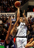 写真はシボナ・ザグレブの%%Marin Rozic%%のブロックをかわしシュートを放つPerkovic（右）。(c)AFP/HRVOJE POLAN