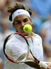 テニス、ウィンブルドン選手権（%%The Championships Wimbledon 2009%%）男子シングルス準決勝。大会第2シードのロジャー・フェデラー（%%Roger Federer%%、スイス）は、大会第24シードのトミー・ハース（%%Tommy Haas%%、ドイツ）と対戦。フェデラーは7-6、7-5、6-3のストレートでハースを退け、グランドスラム（4大大会）では通算20度目、ウィンブルドンでは7年連続となる決勝進出を果たした。写真はリターンショットを放つロジャー・フェデラー。（2009年7月3日撮影）(c)AFP/ADRIAN DENNIS