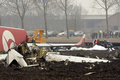 オランダ・首都アムステルダム（Amsterdam）のスキポール（Schiphol）空港で、トルコ航空（Turkish Airlines）ボーイング（Boeing）737-800型旅客機が墜落した現場を調べる調査官（2009年2月25日撮影）。(c)AFP/ANP/MARCEL ANTONISSE