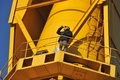 フランス西部ナント（Nantes）の造船所にある高さ43メートルのクレーンの上で、息子との面会を許可するよう求めて抗議するセルジュ・シャルネ（Serge Charnay）さん。15日朝に登ったきり、面会禁止令が解かれるまでクレーン上に居座ると宣言して17日になっても降りてくる気配を見せていない（2013年2月17日撮影）。(c)AFP/FRANK PERRY