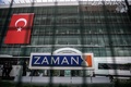 トルコ・イスタンブールにある大手日刊紙ザマン本社前で警戒に当たる警察の機動隊員（2016年3月5日撮影）。(c)AFP/OZAN KOSE
