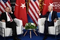 スペインの首都マドリードで、北大西洋条約機構（NATO）首脳会議に合わせて会談するジョー・バイデン米大統領とトルコのレジェプ・タイップ・エルドアン大統領（2022年6月29日撮影）。(c)Brendan SMIALOWSKI / AFP