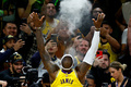 22-23NBA、ロサンゼルス・レイカーズ対オクラホマシティ・サンダー。試合前のルーティンを行うロサンゼルス・レイカーズのレブロン・ジェームズ（2023年2月7日撮影）。(c)Ronald Martinez/Getty Images/AFP 