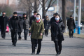 北朝鮮・平壌の通りを歩くマスクを着けた人々（2020年2月26日撮影）。(c)KIM Won Jin / AFP