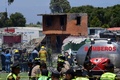 メキシコ中部トゥルテペックの花火倉庫で起きた爆発の現場で作業に当たる消防士ら（2018年7月5日撮影）。(c)AFP PHOTO / Pedro PARDO