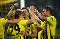 サッカー欧州チャンピオンズリーグ2012-13（UEFA Champions League 2012-13）は24日、グループリーグ第3節の試合が各地で行われ、グループDのボルシア・ドルトムント（Borussia Dortmund）は2-1でレアル・マドリードReal Madrid）に勝利した。

後半19分のマルセル・シュメルツァー（Marcel Schmelzer、左から2人目）の決勝点に歓喜するボルシア・ドルトムントの選手（2012年10月24日撮影）。(c)AFP/PATRIK STOLLARZ