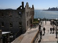 米カリフォルニア（California）州サンフランシスコ（San Francisco）にある悪名高いアルカトラズ島（Alcatraz Island）は21日、島に作られた連邦刑務所の閉鎖から50年を迎えた。アルカトラズ島は当初、軍事要塞化され、やがて軍刑務所となった。施設は1934年に連邦刑務所局（Bureau of Prisons）に移管されて連邦刑務所となった後、1963年に閉鎖された。現在は国立公園の一部となっている。

アルカトラズ島を管理する国立公園局（National Park Service）では、閉鎖50年を記念して、閉鎖される直前の刑務所を撮影した写真展を同島で開催している。写真はいずれもロサンゼルス（Los Angeles）を中心に活動していたフリーカメラマン、リー・ウィーナー（Leigh Wiener）氏が撮影したもので、新たに見つかった作品という。

写真は、旧アルカトラズ刑務所の所長棟跡（2013年3月21日撮影）。(c)AFP/Getty Images/Justin Sullivan