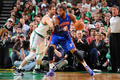 12-13NBAは3日、各地で試合が行われ、ボストン・セルティックス（Boston Celtics）が98-93でデトロイト・ピストンズ（Detroit Pistons）を下し、プレーオフ進出を決めた。

ボストン・セルティックスのシャヴリク・ランドルフ（Shavlik Randolph）とマッチアップするデトロイト・ピストンズのグレッグ・モンロー（Greg Monroe、2013年4月3日撮影）。（c）AFP/Getty Images/NBAE/Brian Babineau