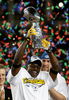 08NFL第43回スーパーボウル、授与されたヴィンス・ロンバルディ・トロフィー（Vince Lombardi Trophy）を掲げるピッツバーグ・スティーラーズのサントニオ・ホームズ。（2009年2月1日撮影）(c)AFP/Getty Images/Chris Graythen