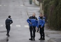 仏パリ（Paris）北東郊外のダマルタンアンゴエル（Dammartin-en-Goele）で、人質立てこもり事件が起きた現場周辺を巡回する警察官（2015年1月9日撮影）。(c)AFP/JOEL SAGET