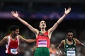 パリ五輪、陸上男子3000メートル障害決勝。喜びながらフィニッシュを迎えるモロッコのスフィアヌ・バカリ（2024年8月7日撮影）。(c)Jewel SAMAD / AFP