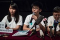 香港で、新政党「香港衆志（デモシスト）」結成を発表する民主派学生リーダーの黄之鋒（ジョシュア・ウォン）さん（中央）ら（2016年4月10日撮影）。(c)AFP/ANTHONY WALLACE