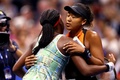 全米オープンテニス、女子シングルス3回戦。試合を終え、健闘をたたえ合うコリ・ガウフ（左）と大坂なおみ（2019年8月31日撮影）。(c)Clive Brunskill/Getty Images/AFP
