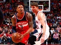 14-15NBAプレーオフ・イースタンカンファレンス準決勝（7回戦制）、アトランタ・ホークス対ワシントン・ウィザーズ。アトランタ・ホークスのカイル・コーバーをかわすワシントン・ウィザーズのブラッドリー・ビール（2015年5月5日撮影）。(c)AFP/Getty Images/Kevin C. Cox