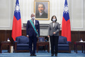 台湾の蔡英文総統（右）と写真撮影に臨むフランスのアラン・リシャール元国防相。台湾総統府で（2021年10月7日撮影）。(c)CNA Pool / POOL / AFP