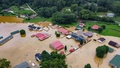 川の氾濫で水没した住宅地。米ケンタッキー州ジャクソンで（2022年7月28日撮影）。(c)LEANDRO LOZADA / AFP